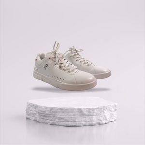 On Women’s The Roger Advantage Sneakers White Size 8